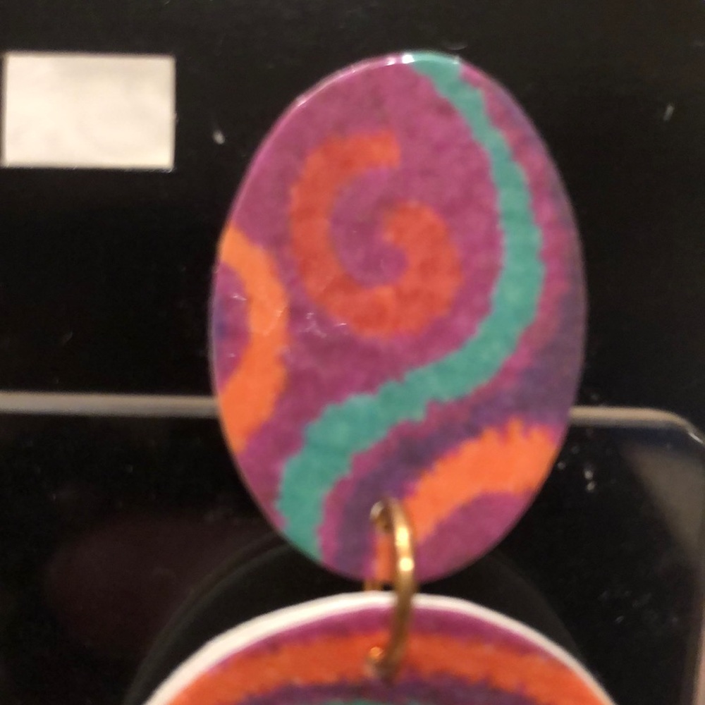 NWOT kitschy Mod 1960’s print clip earrings - Picture 2 of 12